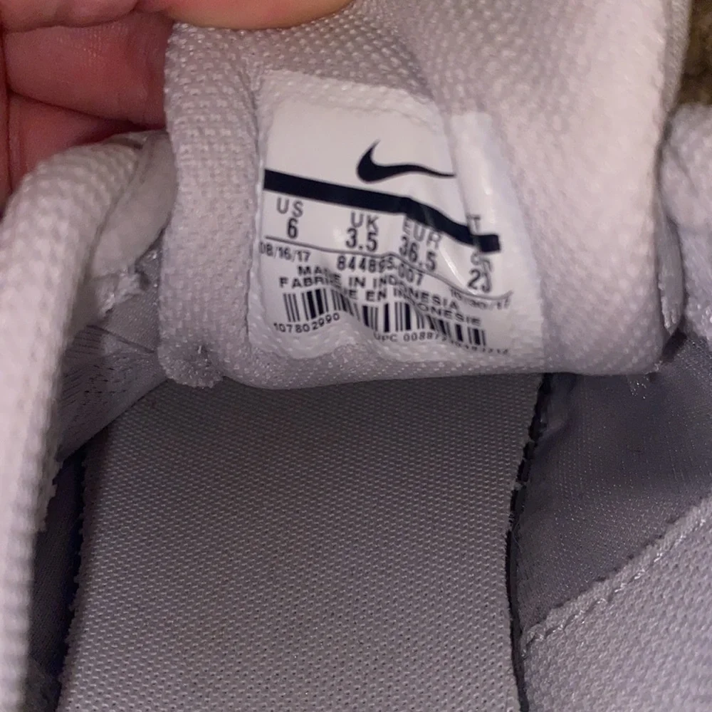 Nike Air Sneakers - Picture 4 of 5